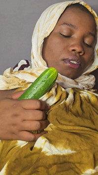 Hijab se fute folosind un castravete mare cu prezervativ pentru a aluneca în pizdă