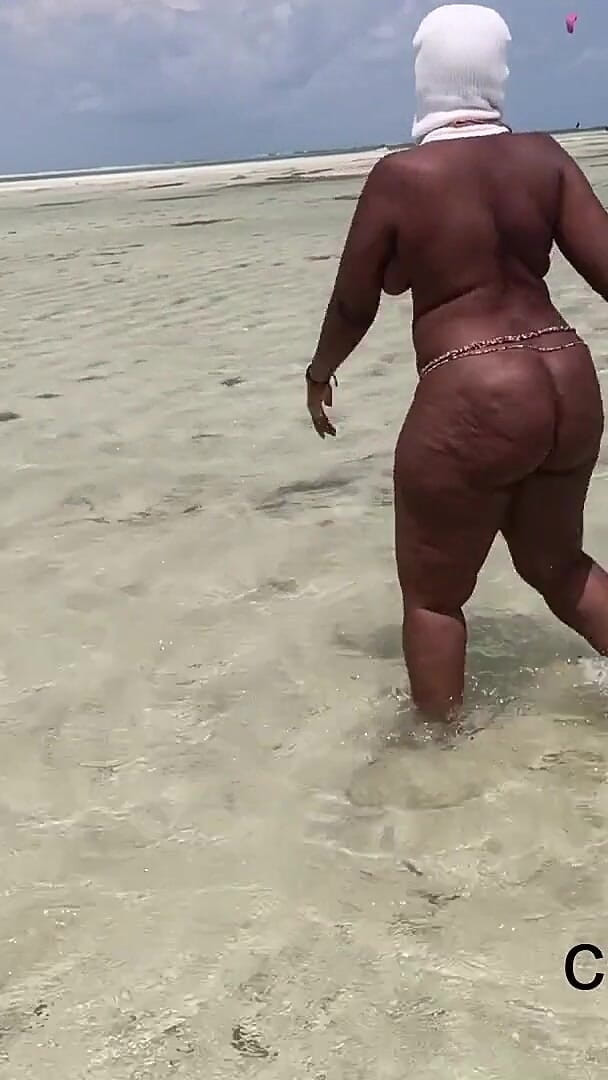 Curveecurvd254: 아프리카 해변에서 트워킹