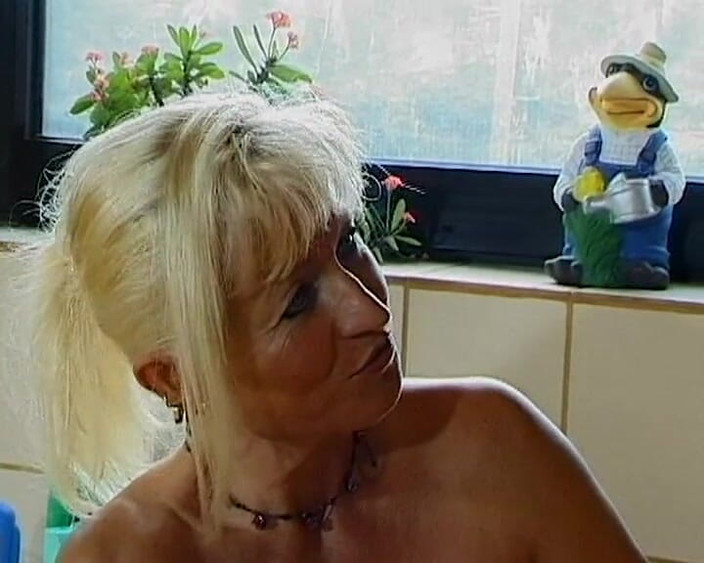 BB Video - Old School: Tante seksi amatir jerman didobel penetrasi saat lagi seks threesome