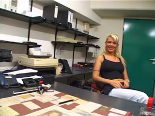 Lucky Wankerz: Blonde fingers herself on camera