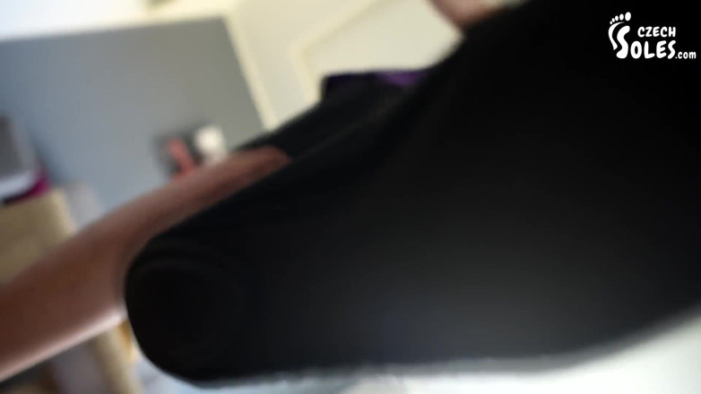Czech Soles - foot fetish content: Сводная сестра-великанша унижает своего сводного брата большими ступнями
