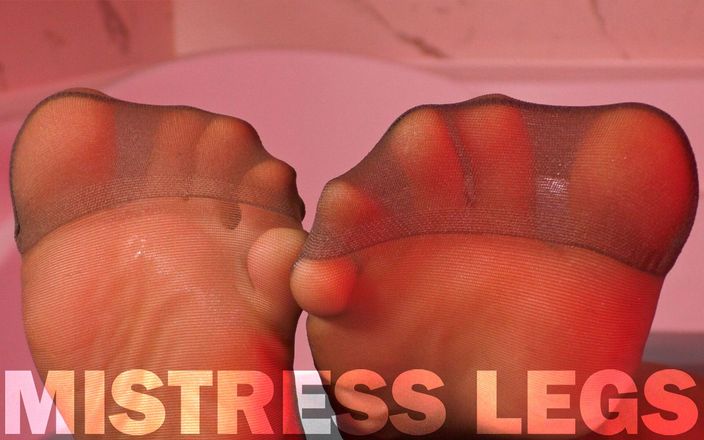 Mistress Legs: Pies de diosa en calcetines bronceados mojados con dedos reforzados...