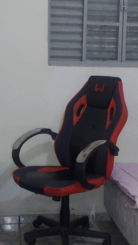 Meia-irmã se troca perto de seu meio-irmão ele acaba fodendo ela na cadeira de jogador.