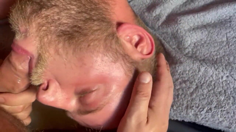 GlennandSonny: Ele goza enquanto eu uso sua boca