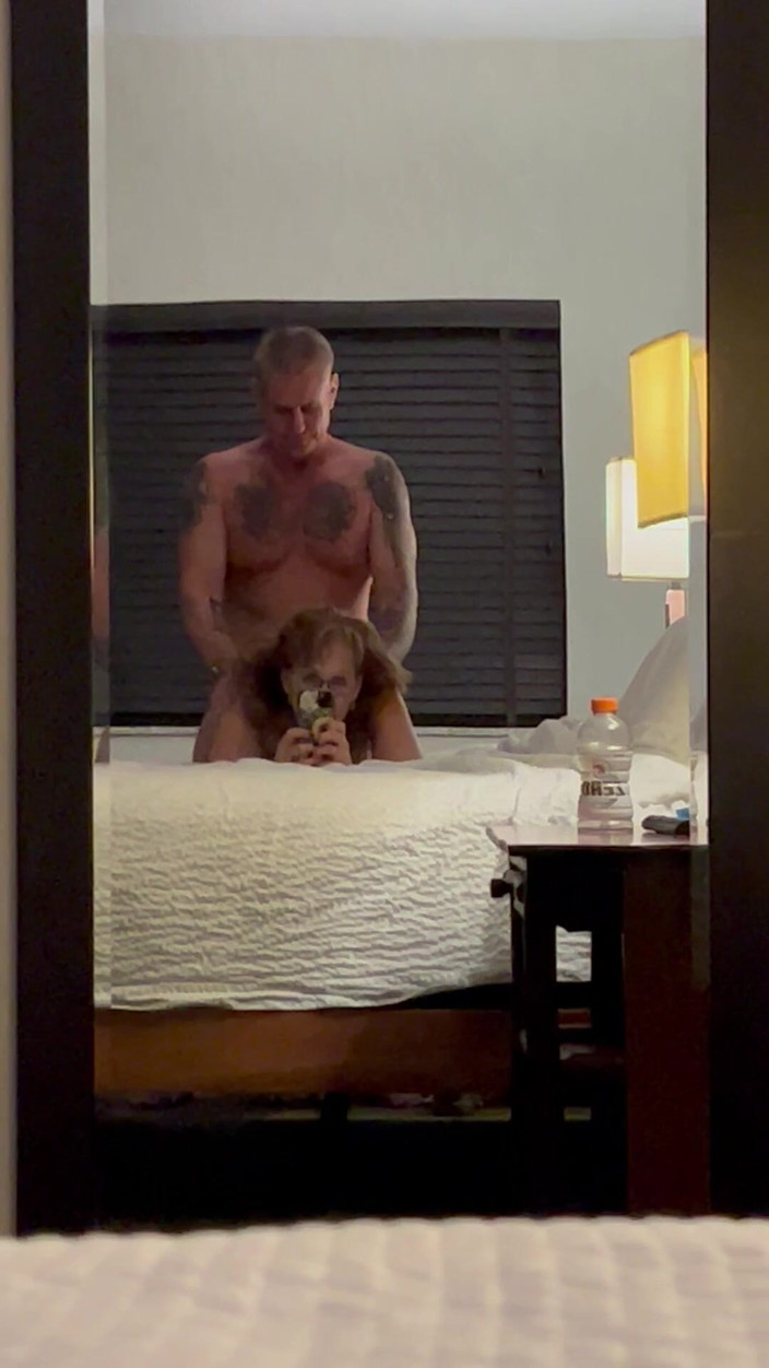 Savory Sunflower: Distracție la hotel