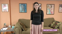 Stygg MILF Chloe Faye blåser Logan vid intervjun