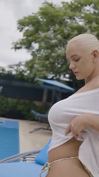 Krásná a sexy blondýnka miluje venkovní masturbaci