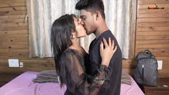 Un réparateur indien baise une fille de 19 ans