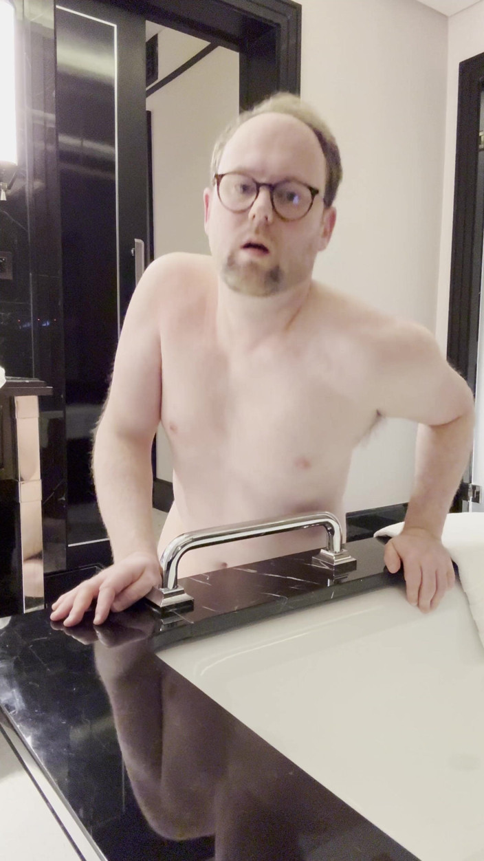 BiBoy: 욕조 손잡이에 후장 문지르기