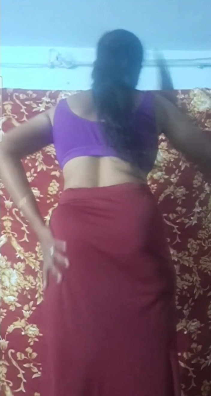 Jayaselvi: 코임바토르 아줌마 누드 영상 통화