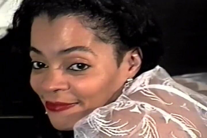 Videos Francaises: Une black française poilue chevauche une grosse bite noire