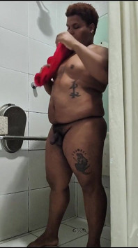 काले भालू स्नान और एक अस्पताल के बाथरूम में cumming