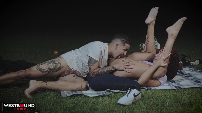 Run good girls: Une latina sexy se tape le copain de sa meilleure...