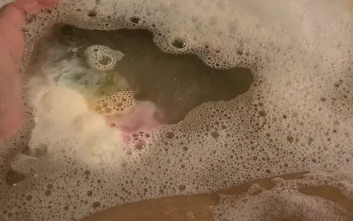Josie4yourpleasure: Splish Splash Hot Mama's Taking a Bath