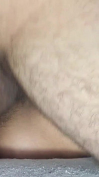 Acabando mucho esperma en el coño peludo