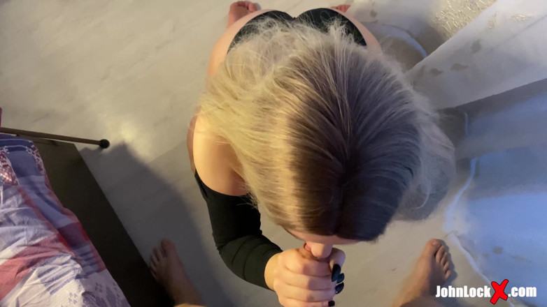 Kiara Hills: Blondine lutscht schwanz und doggystyle, bekommt sperma auf den arsch