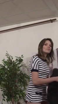 La giovane mora sexy prende un cazzo lungo e duro