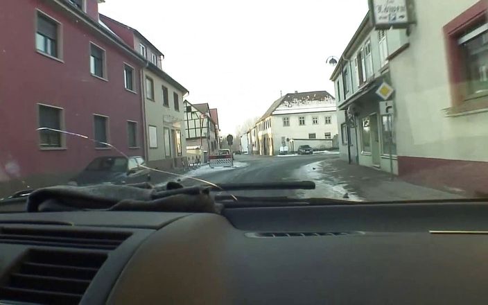 German Amateur: Hårdhänt slampa knullar i bilen och utanför
