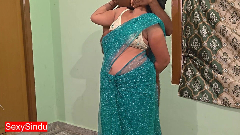Sexy sindu: Sexy indiana em sari transparente mostrando umbigo quente