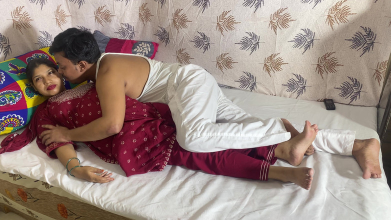 Desi Indian Wife: 大きなおっぱいエッチなデジインド人妻と夫がセックスしている