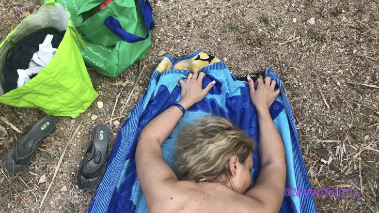 My Wife Luna: Matinée à la plage