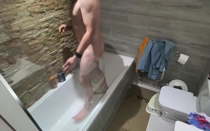 AcDc lovers: Hermanastra se desnuda y cachonda mientras el hermanastro se ducha
