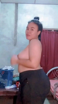 Menikmati menonton saya membuka pakaian saya satu demi satu