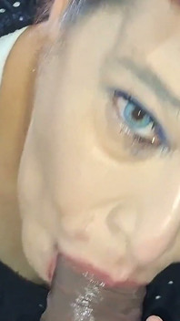 Ma copine me suce la bite et bave mon sperme