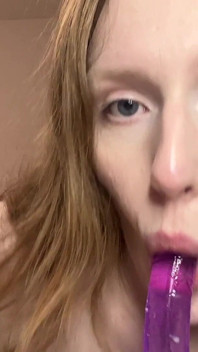 Blowjob dan handjob pada dildo sudut pandangan dekat