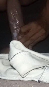 Aku lagi asik muasin lubang pantatku pakai dildo ukuran raksasa