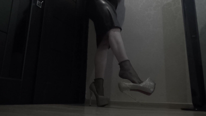 Goddess Misha Goldy: Caminando en tacones altos y calcetines