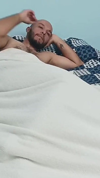Moja przyrodnia siostra dostaje się pod moje prześcieradła, aby mnie wyssać, ale co to jest?