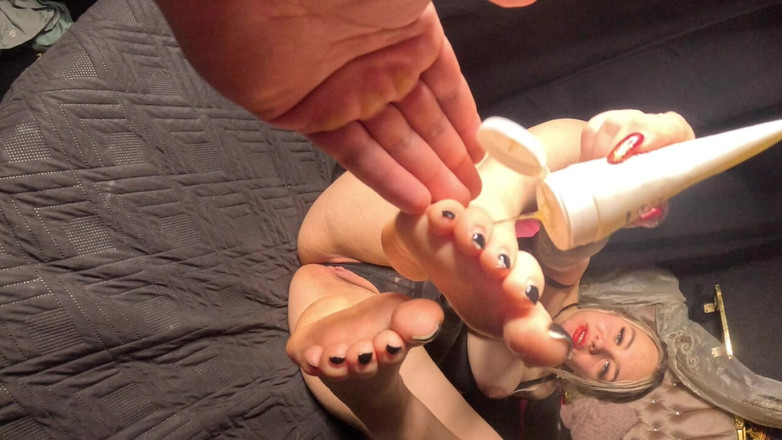 Beverly peach: Je vais te rendre excité avec mes pieds !