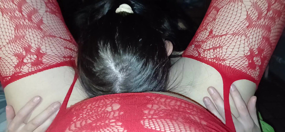 Lesbian-candys: Sıska esmer komşumuz sırayla bana ve kız arkadaşıma oral seks...