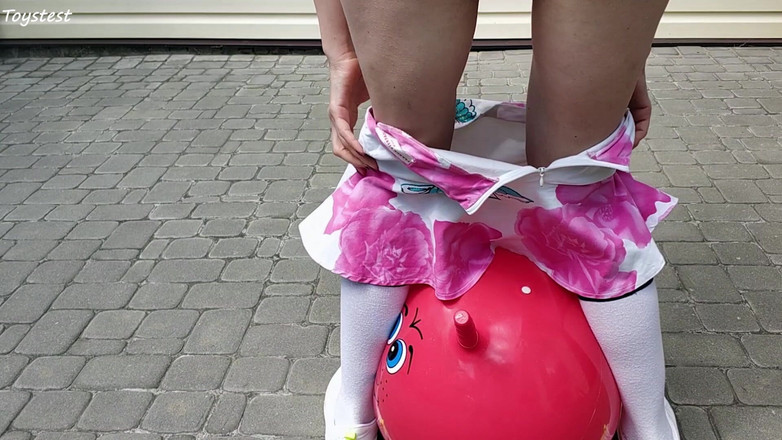 Toystest: Geile MILF und ihre perverse Fantasie. DP fitnessball reiten