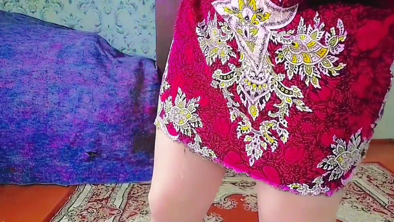 Kitty_Cross: 핑크 실크 가운을 입고 걷는 화려한 트랜스 소녀