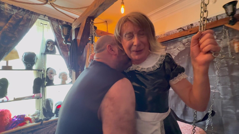 Aaexperinces trans: Partea 1: - Servitoarea Jayne vine să satisfacă ursul Lanista