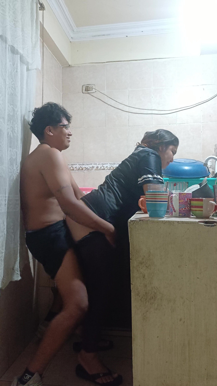 Eatrella j: Eu fodo minha meia-irmã na cozinha, minha tia quase nos...