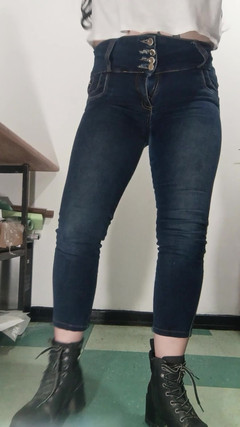 Golden domme: Modeling Worn Jeans