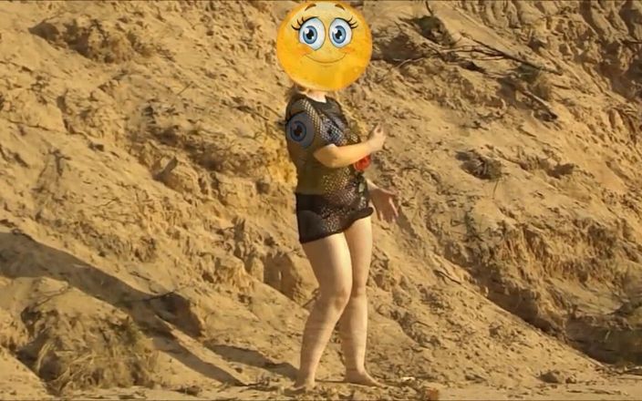 Lady Rose pee pee: 在海滩上 15 - 大屁股和小便。