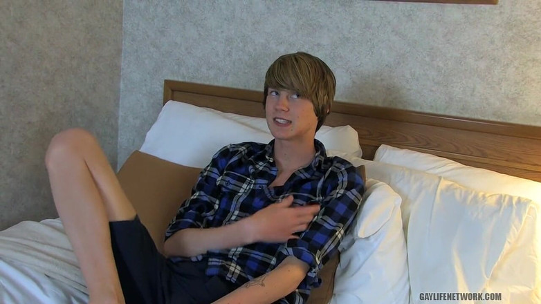 Teach Twinks: Elijah e il grande dildo blu