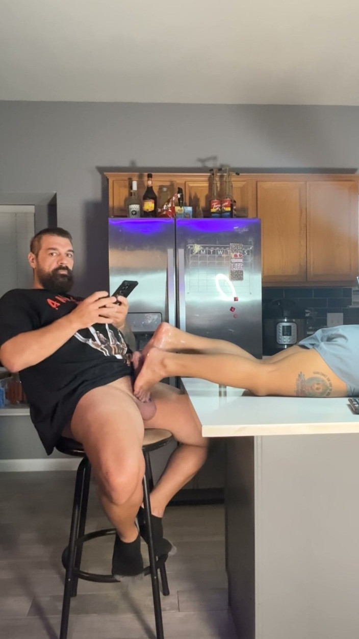 KAMedia: Oil Latina Feet and Cumshot