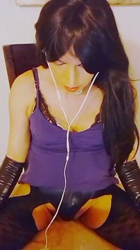 Shemale porno izlerken heyecanlanır