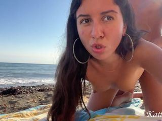 KattyWest: Sex pasional cu o frumusețe pe o plajă, spermă pe...