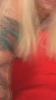 Een hete blondine met coole tatoeages neukt een kleine lul