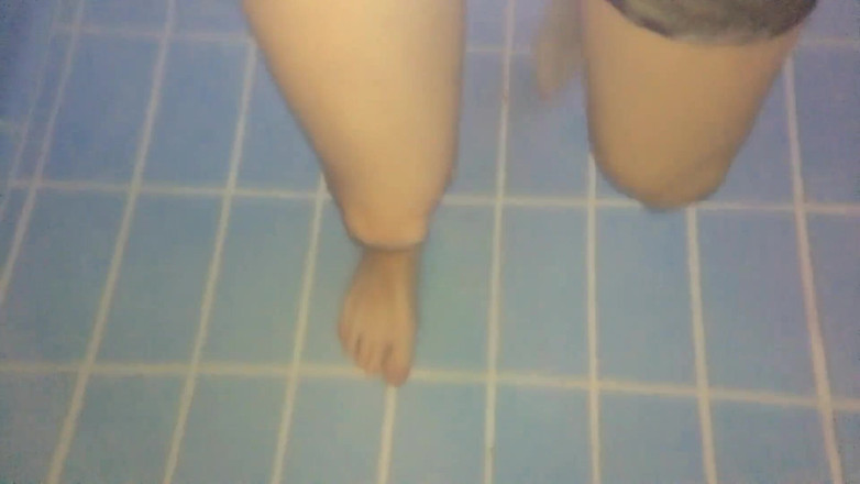 Idmir Sugary: Picioare twink într-o piscină - vedere subacvatică