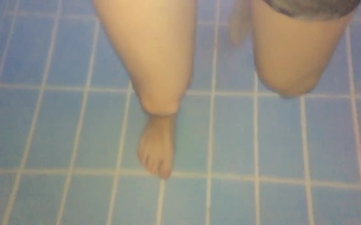 Idmir Sugary: Havuzda twink ayaklar - sualtı görünümü