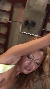 Hubená japonská teenagerka ošukaná ve vězení stráží a dostala výstřik