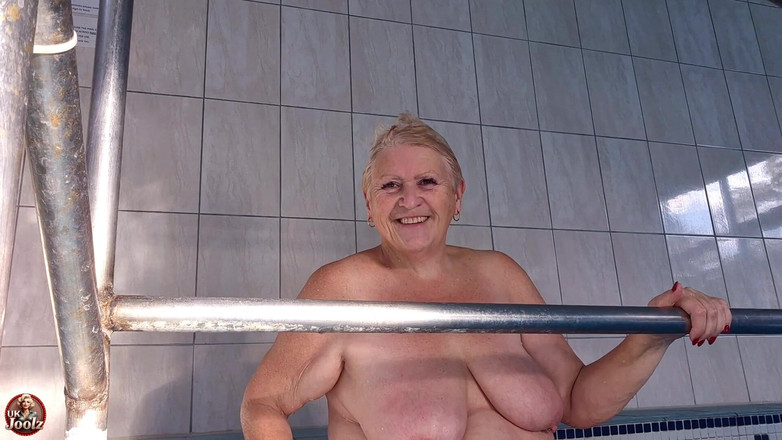 Uk Joolz: プールの階段で、裸で