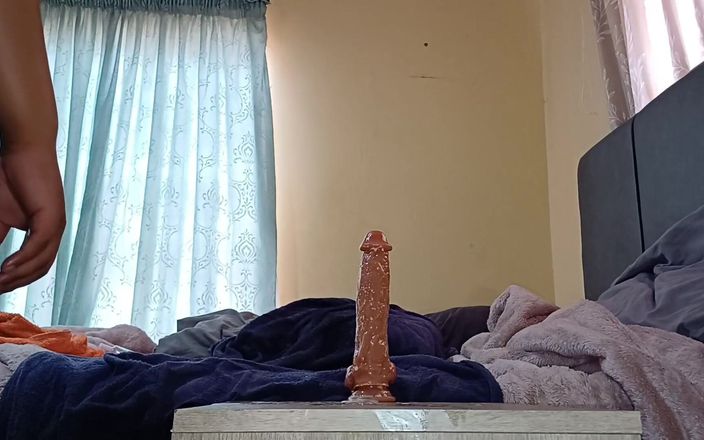 Assbooy: Tôi đã đi hoang dã trên dương vật giả của tôi, đít đang chảy...